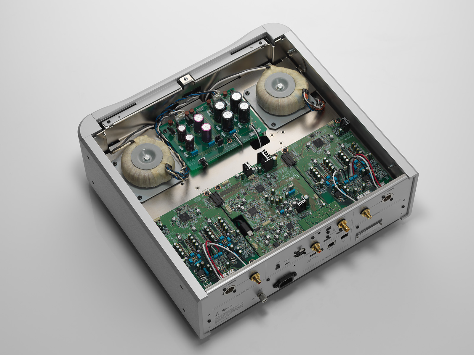 Interieur van de Esoteric N-01XE met vijf gescheiden lineaire voedingen